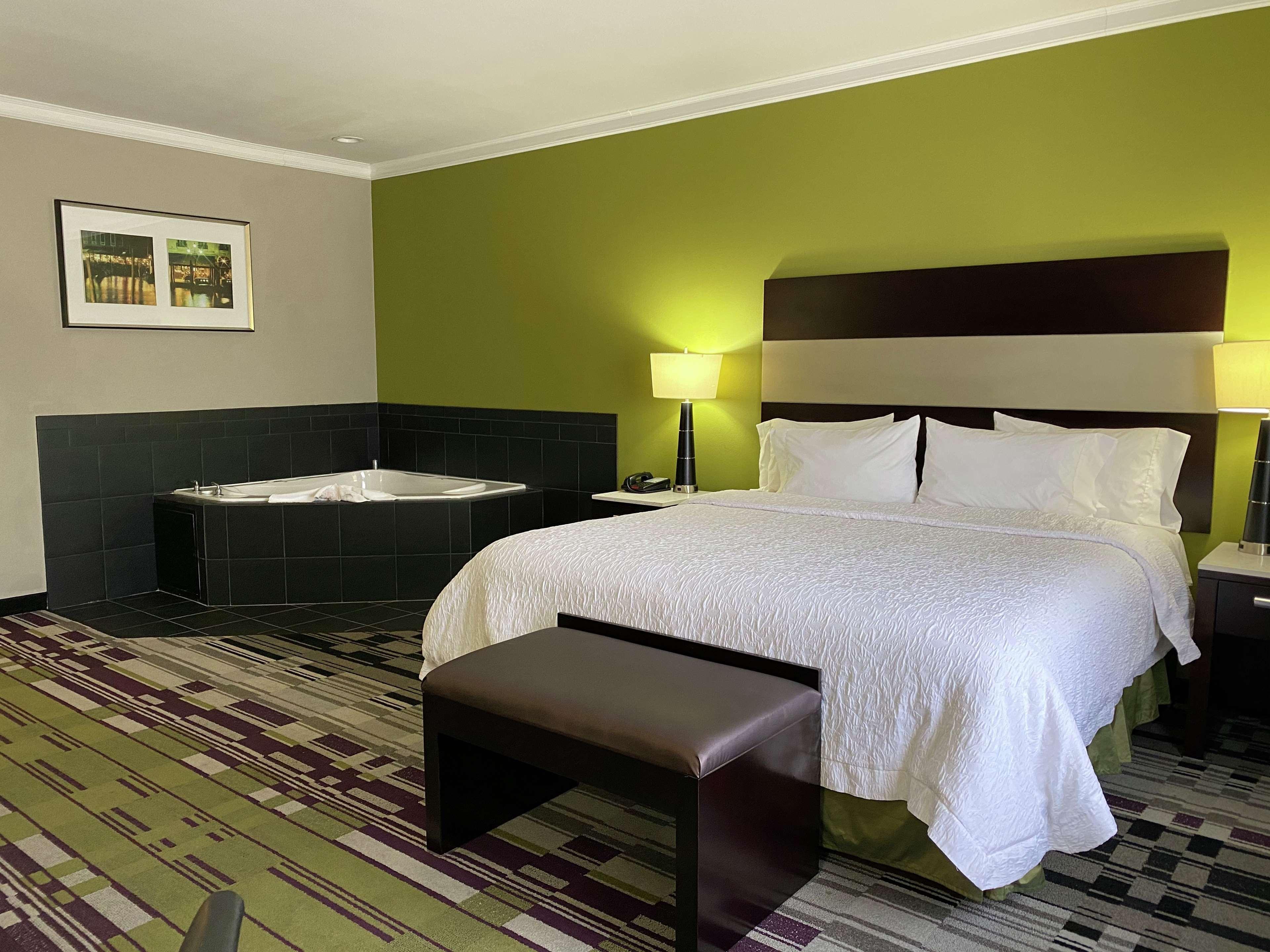 Hampton Inn By Hilton Leesville Fort Johnson Exteriör bild