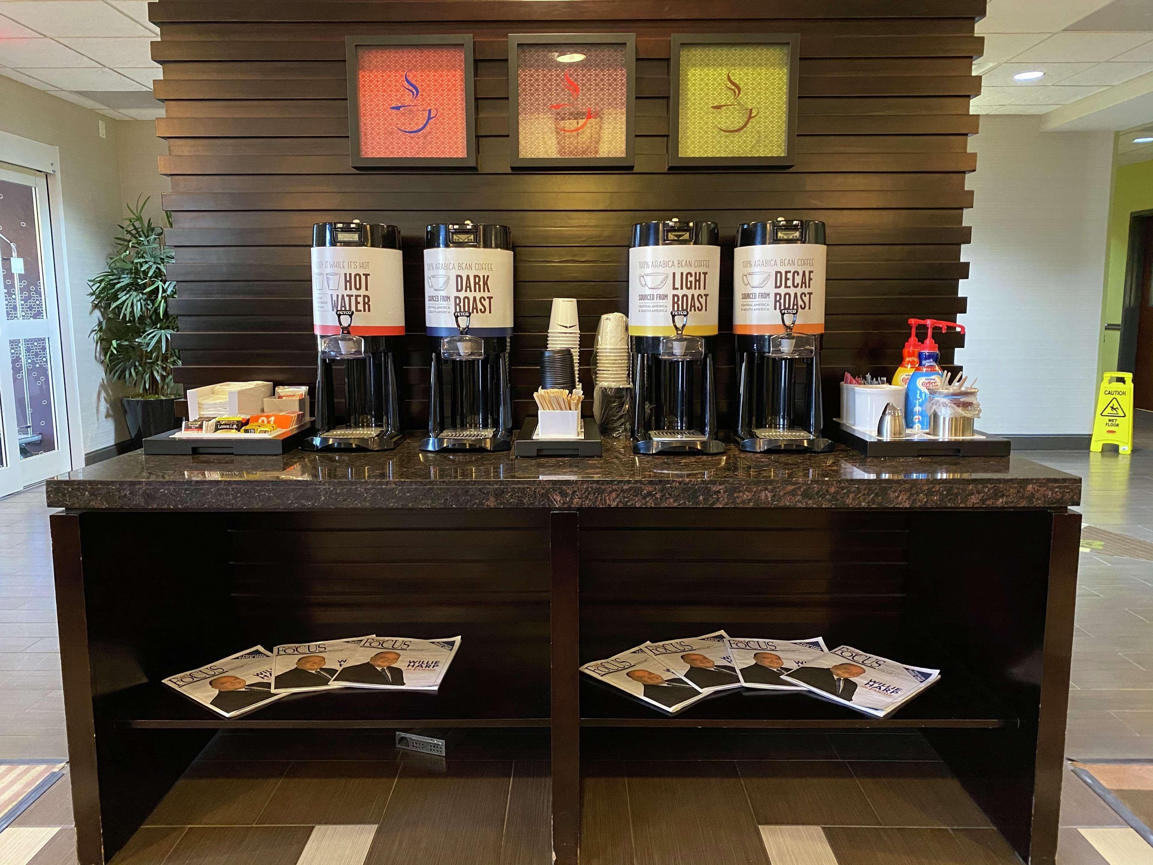 Hampton Inn By Hilton Leesville Fort Johnson Exteriör bild