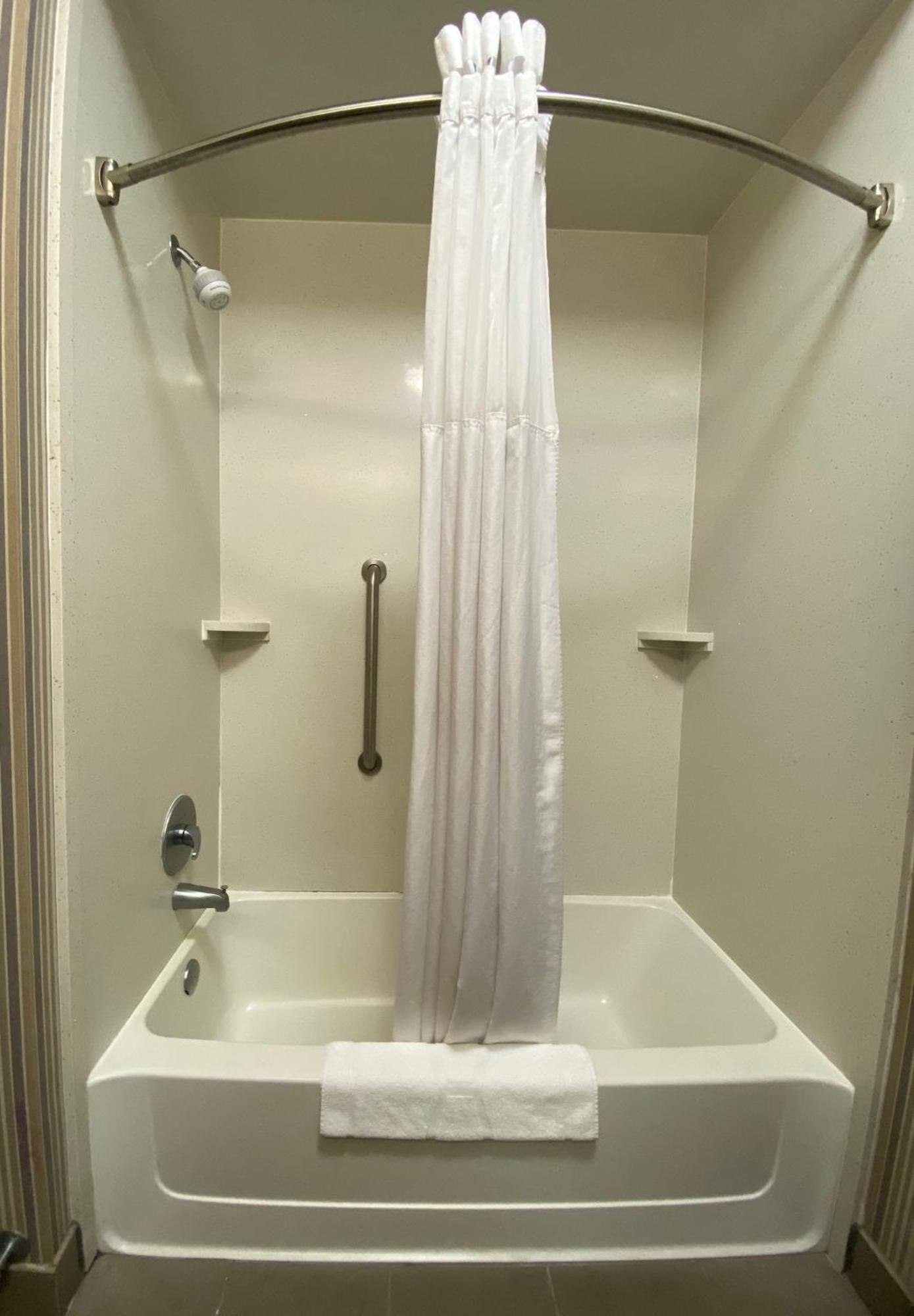 Hampton Inn By Hilton Leesville Fort Johnson Exteriör bild