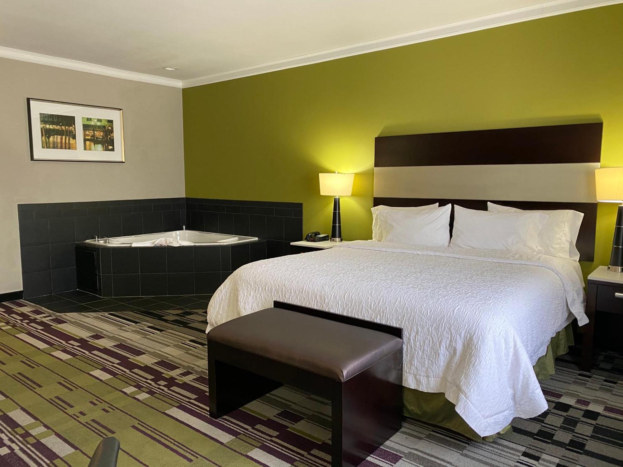 Hampton Inn By Hilton Leesville Fort Johnson Exteriör bild
